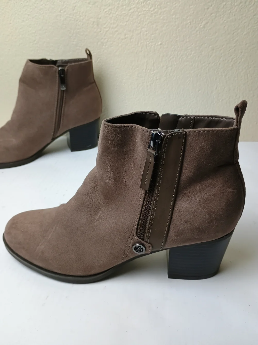 Liz Claiborne Salem 8M Brown Suede Ankle Booties with Block Heel Side-Zip